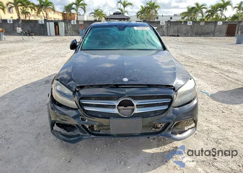 2018 Mercedes-Benz C 300 z USA, uszkodzony, nr VIN 55SWF4JB7JU246464